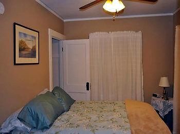 Lazy T Ranch Guest House แมนฮัตตัน ภายนอก รูปภาพ