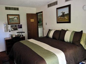 Lazy T Ranch Guest House แมนฮัตตัน ภายนอก รูปภาพ