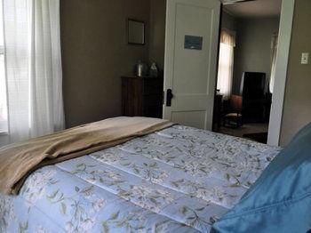 Lazy T Ranch Guest House แมนฮัตตัน ภายนอก รูปภาพ