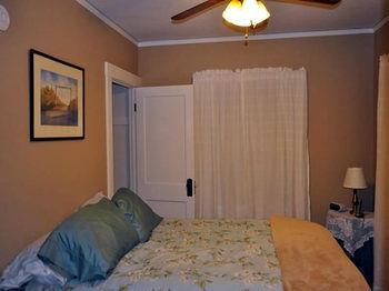 Lazy T Ranch Guest House แมนฮัตตัน ภายนอก รูปภาพ