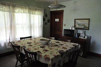 Lazy T Ranch Guest House แมนฮัตตัน ภายนอก รูปภาพ