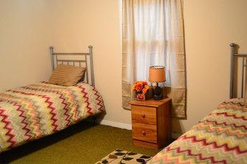 Lazy T Ranch Guest House แมนฮัตตัน ภายนอก รูปภาพ