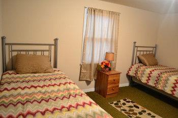 Lazy T Ranch Guest House แมนฮัตตัน ภายนอก รูปภาพ